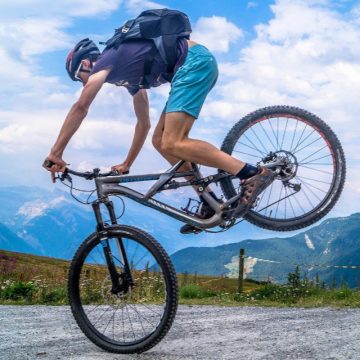 Radfahrer macht Switchback-Übung auf Mountainbike